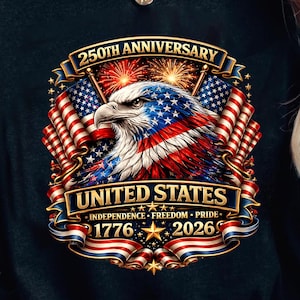 Puede incluir: Camiseta negra con un diseño patriótico para el 250 aniversario de los Estados Unidos. El diseño incluye un águila, banderas americanas, fuegos artificiales y el texto "United States 1776-2026". También se incluyen las palabras "Independence, Freedom, Pride".