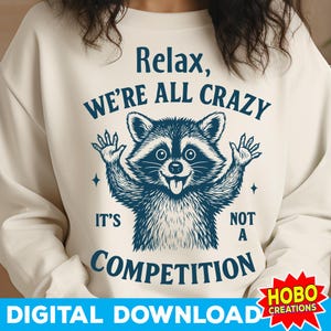 Détendez-vous, nous sommes tous fous, ce n'est pas une compétition SVG PNG Design drôle de raton laveur chemise sarcastique vintage tendance fichier de sublimation en téléchargement numérique