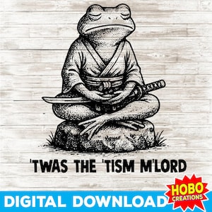 Puede incluir: Descarga digital en blanco y negro que presenta una rana meditando con un kimono, sosteniendo una espada. La rana está sentada en una roca, con el texto "'TWAS THE 'TISM M'LORD" debajo. La imagen incluye el texto "DIGITAL DOWNLOAD" y un logotipo.