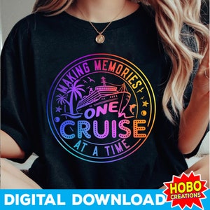 Puede incluir: Una camiseta negra con un gráfico circular de colores arcoíris. El gráfico presenta un crucero, palmeras y el texto "Making Memories One Cruise At A Time".