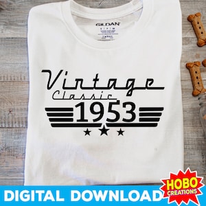 Puede incluir: Camiseta blanca con texto negro que dice "Vintage Classic 1953" con un diseño de ala estilizado y tres estrellas.