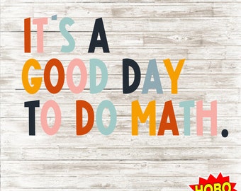 Può includere: Un grafico di download digitale colorato con il testo "It's a good day to do math." su uno sfondo di legno bianco. Il testo è in una varietà di colori, tra cui arancione, rosso, rosa, blu e giallo.