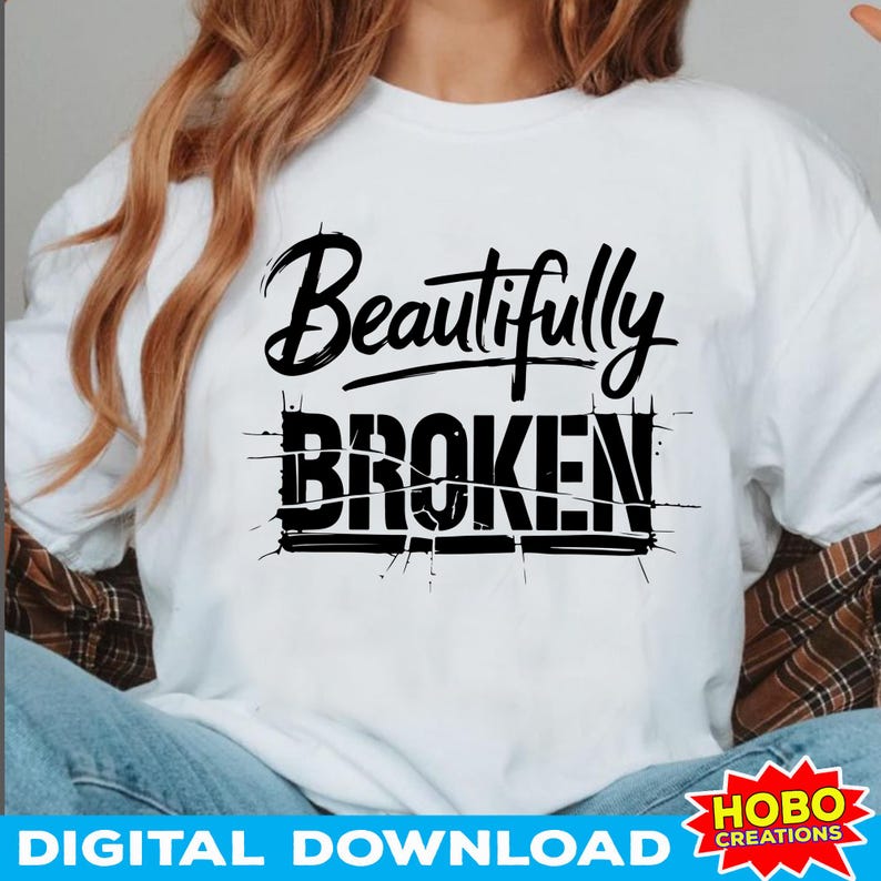 Puede incluir: Camiseta blanca con texto negro que dice "Beautifully Broken".