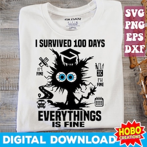 Może przedstawiać: Biała koszulka z czarną grafiką przedstawiającą stworzenie z niebieskimi oczami, czapką absolwenta i napisem "I SURVIVED 100 DAYS EVERYTHING IS FINE". Zawiera tekst "IT'S FINE" i "I'M FINE".
