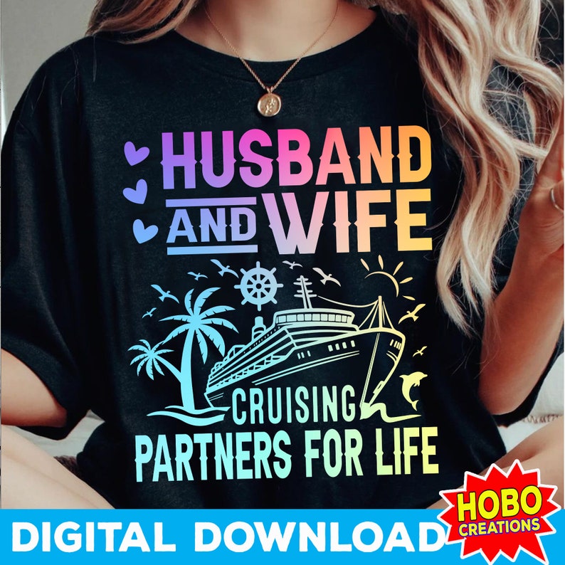 K&ouml;nnte beinhalten: Ein schwarzes T-Shirt mit einem Regenbogen-Farbverlauf, auf dem "Husband and Wife Cruising Partners for Life" steht. Das Design zeigt ein Kreuzfahrtschiff, Palmen und eine Sonne.