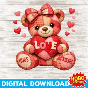 Könnte beinhalten: Ein Patchwork-Teddybär, der ein Herz mit der Aufschrift "LOVE" hält. Der Bär hat eine Schleife und ist von roten Herzen umgeben. Auf den Pfoten des Bären stehen die Worte "HUGS" und "KISSES". Das Bild enthält auch den Text "DIGITAL DOWNLOAD" und "HOBO CREATIONS".