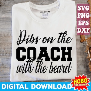 Puede incluir: Camiseta blanca con texto negro que dice "Dibs on the COACH with the beard". La camiseta es una descarga digital y viene en formatos SVG, PNG, EPS y DXF.