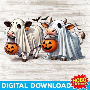 Può includere: Due mucche bianche vestite da fantasmi tengono secchi arancioni a forma di zucca. Le mucche sono su uno sfondo di legno con pipistrelli che volano sopra. Il testo "HOBO CREATIONS" è nell'angolo in basso a destra.
