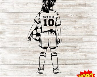 Può includere: Illustrazione in bianco e nero di un calciatore che indossa una maglia con il testo "YOUR TEXT 10" sul retro. Il giocatore tiene un pallone da calcio ed è rivolto di spalle allo spettatore.