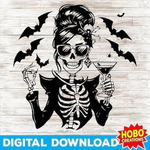 Può includere: Download digitale in bianco e nero di una donna scheletro con un bicchiere di martini e pipistrelli. La donna ha un viso di teschio con occhiali da sole e uno chignon disordinato.