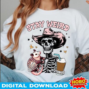 Fique estranho PNG, gambá e café gelado png, esqueleto png, sarcástico engraçado png, Halloween png, design de camisa da moda