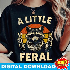 Um pequeno PNG selvagem, clipart engraçado de guaxinim, design retrô de panda de lixo, download digital de animal peculiar para camisetas e presentes DIY