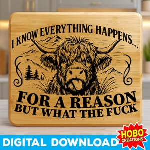 Może przedstawiać: Deska do krojenia z bambusa z zabawnym wzorem. Wzór przedstawia ilustrację krowy szkockiej z tekstem: "I KNOW EVERYTHING HAPPENS... FOR A REASON BUT WHAT THE FUCK".