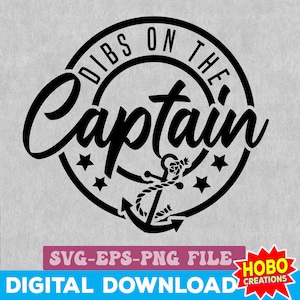 Puede incluir: Diseño gráfico en blanco y negro con el texto "Dibs on the Captain" en un círculo con un ancla de cuerda en su interior. Hay tres estrellas alrededor del círculo.