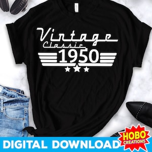 Puede incluir: Camiseta negra con texto blanco que dice "Vintage Classic 1950" con un diseño de ala de avión estilizado y tres estrellas.