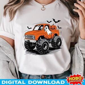 K&ouml;nnte beinhalten: Ein wei&szlig;es T-Shirt mit einem orangefarbenen Monstertruck, der einen K&uuml;rbis und ein Gespenst transportiert. Der Truck hat schwarze Reifen und f&auml;hrt auf wei&szlig;em Hintergrund. Der Text "HOBO CREATIONS" befindet sich in der rechten unteren Ecke des Bildes.
