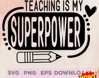 Puede incluir: Diseño gráfico en blanco y negro con el texto "Teaching is my superpower" en un círculo con un lápiz debajo. El texto "SVG PNG EPS DOWNLOAD DIGITAL DOWNLOAD" está en la parte inferior de la imagen.