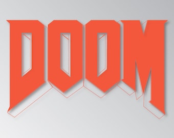 Pode incluir: A palavra "DOOM" em letras de bloco laranja e em negrito, com uma contorno branco e um sutil efeito de sombra. As letras destacam-se num fundo cinza claro, criando um contraste marcante.