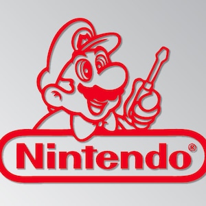 Può includere: Logo rosso e bianco di Nintendo con un personaggio dei cartoni animati di Mario che tiene un cacciavite. Il testo "Nintendo" è in rosso, in grassetto e con un simbolo di marchio registrato.