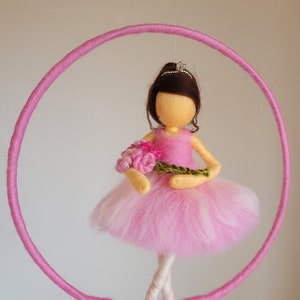 Kinder Mobile Waldorf inspirierte nadelgefilzte Puppe: Ballerina mit Blumen Bild 7