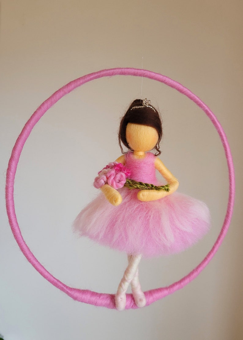 Kinder Mobile Waldorf inspirierte nadelgefilzte Puppe: Ballerina mit Blumen Bild 7