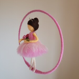 Kinder Mobile Waldorf inspirierte nadelgefilzte Puppe: Ballerina mit Blumen Bild 9