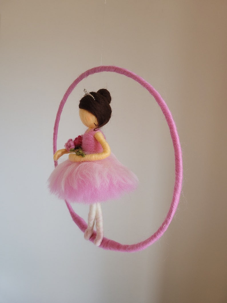 Kinder Mobile Waldorf inspirierte nadelgefilzte Puppe: Ballerina mit Blumen Bild 9