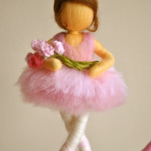 Kinder Mobile Waldorf inspirierte nadelgefilzte Puppe: Ballerina mit Blumen Bild 4