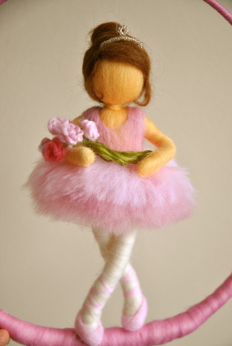 Kinder Mobile Waldorf inspirierte nadelgefilzte Puppe: Ballerina mit Blumen Bild 4