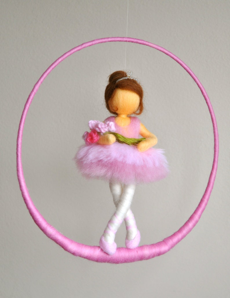Kinder Mobile Waldorf inspirierte nadelgefilzte Puppe: Ballerina mit Blumen Bild 2