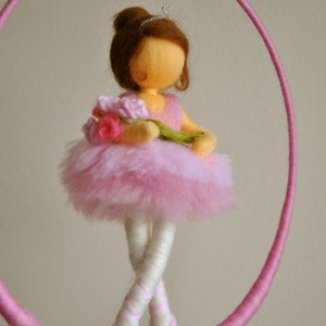 Kinder Mobile Waldorf inspirierte nadelgefilzte Puppe: Ballerina mit Blumen Bild 3