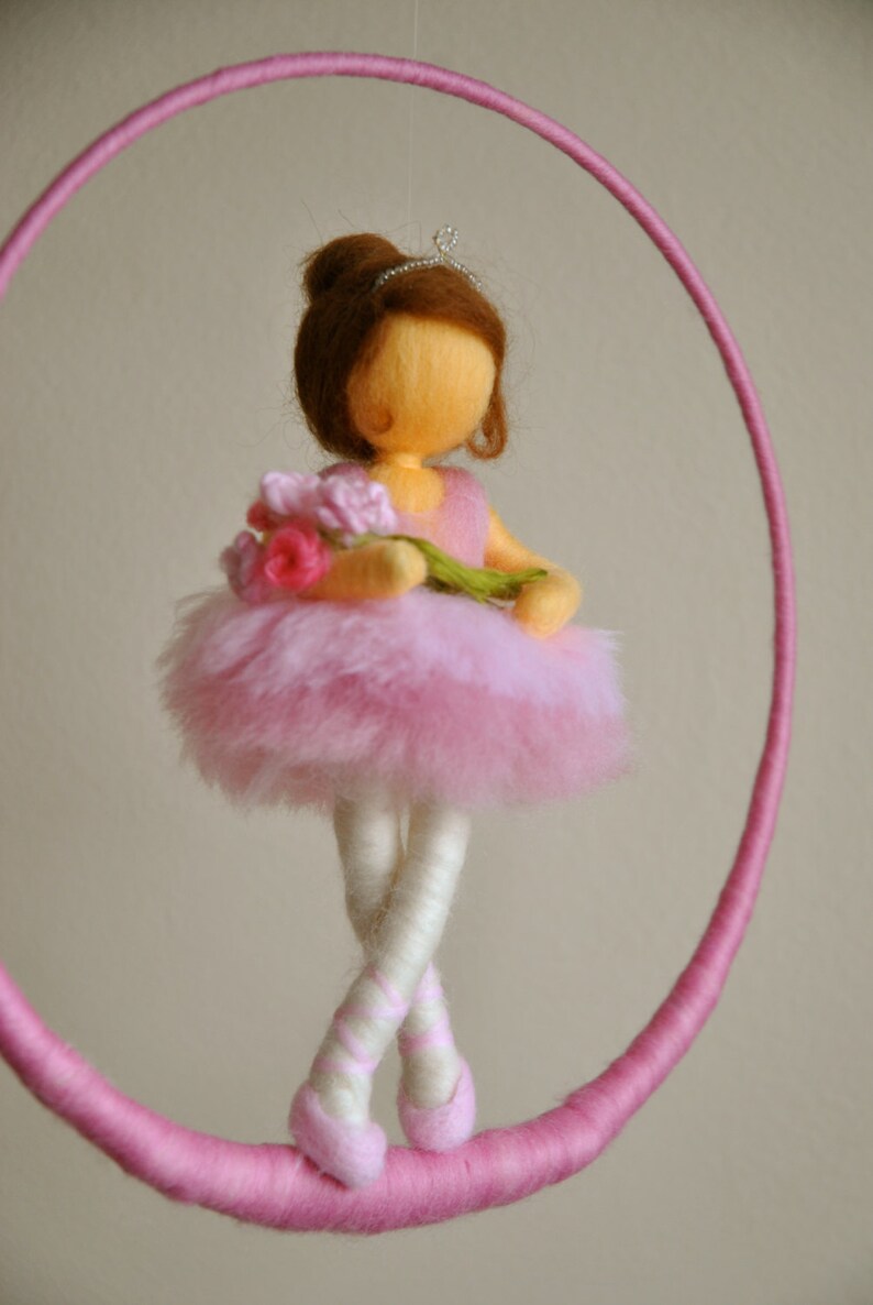 Kinder Mobile Waldorf inspirierte nadelgefilzte Puppe: Ballerina mit Blumen Bild 3