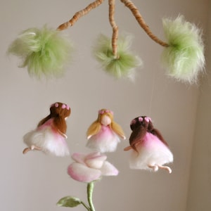 Kinderzimmer Mobile Waldorf Inspiriert: Drei Feen mit Rose. Auf Bestellung