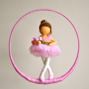 Kinder Mobile Waldorf inspirierte nadelgefilzte Puppe: Ballerina mit Blumen Bild 1