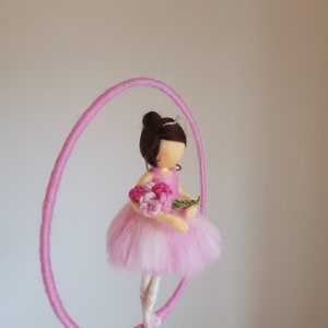 Kinder Mobile Waldorf inspirierte nadelgefilzte Puppe: Ballerina mit Blumen Bild 6