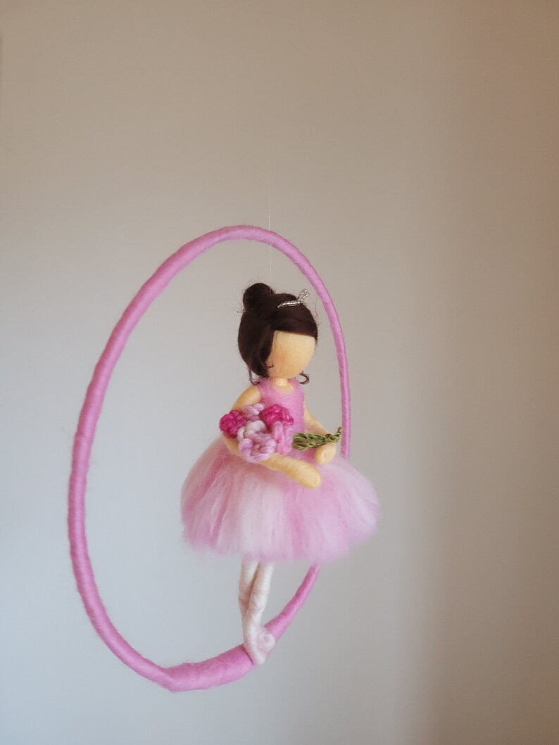 Kinder Mobile Waldorf inspirierte nadelgefilzte Puppe: Ballerina mit Blumen Bild 6