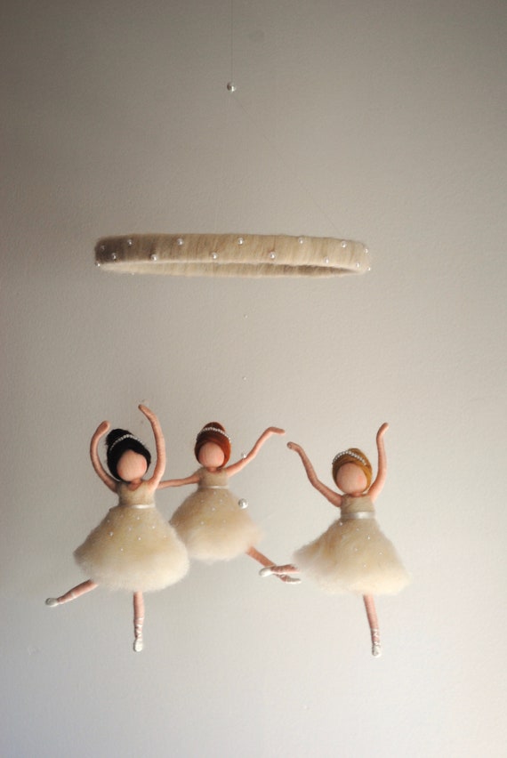 Bailarinas bailando decoracion de habitacion inspirada en Waldorf hecha con fieltro con aguja 3 bailarinas HECHAS A PEDIDO Etsy Espana