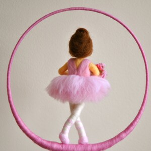 Kinder Mobile Waldorf inspirierte nadelgefilzte Puppe: Ballerina mit Blumen Bild 5