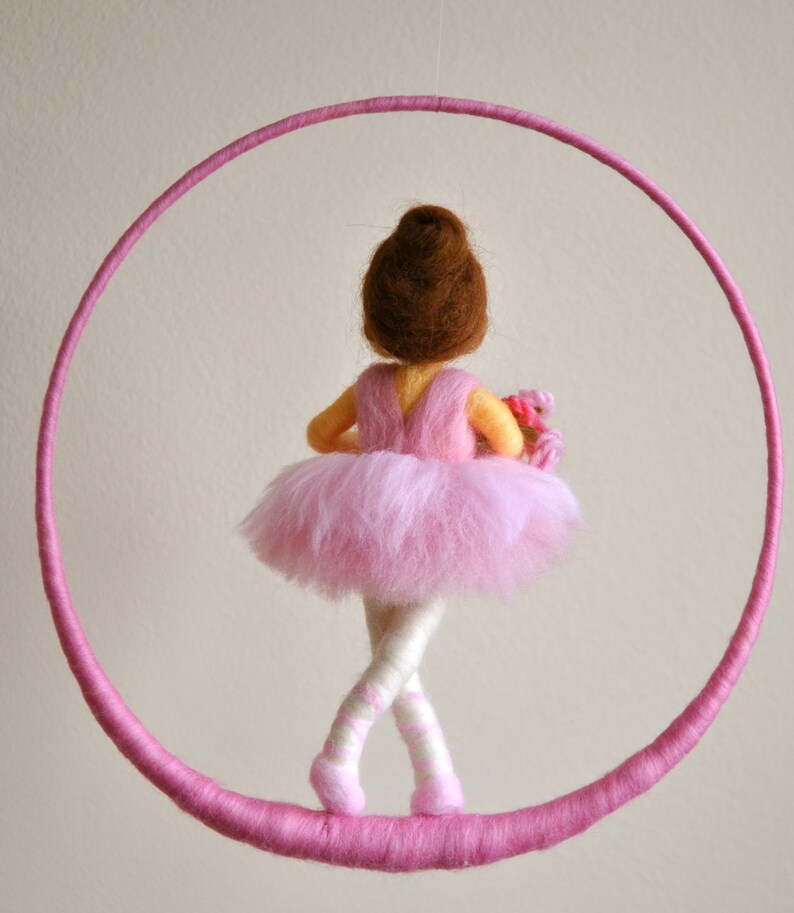 Kinder Mobile Waldorf inspirierte nadelgefilzte Puppe: Ballerina mit Blumen Bild 5