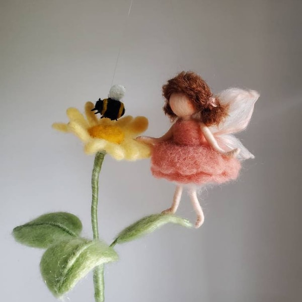 Pequeña hada con abeja y flor Aguja Fieltro pared colgando. Hecho a pedido