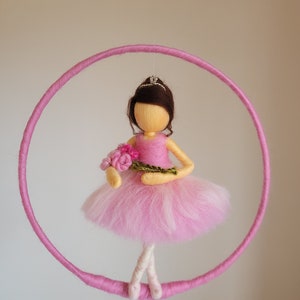 Kinder Mobile Waldorf inspirierte nadelgefilzte Puppe: Ballerina mit Blumen Bild 8