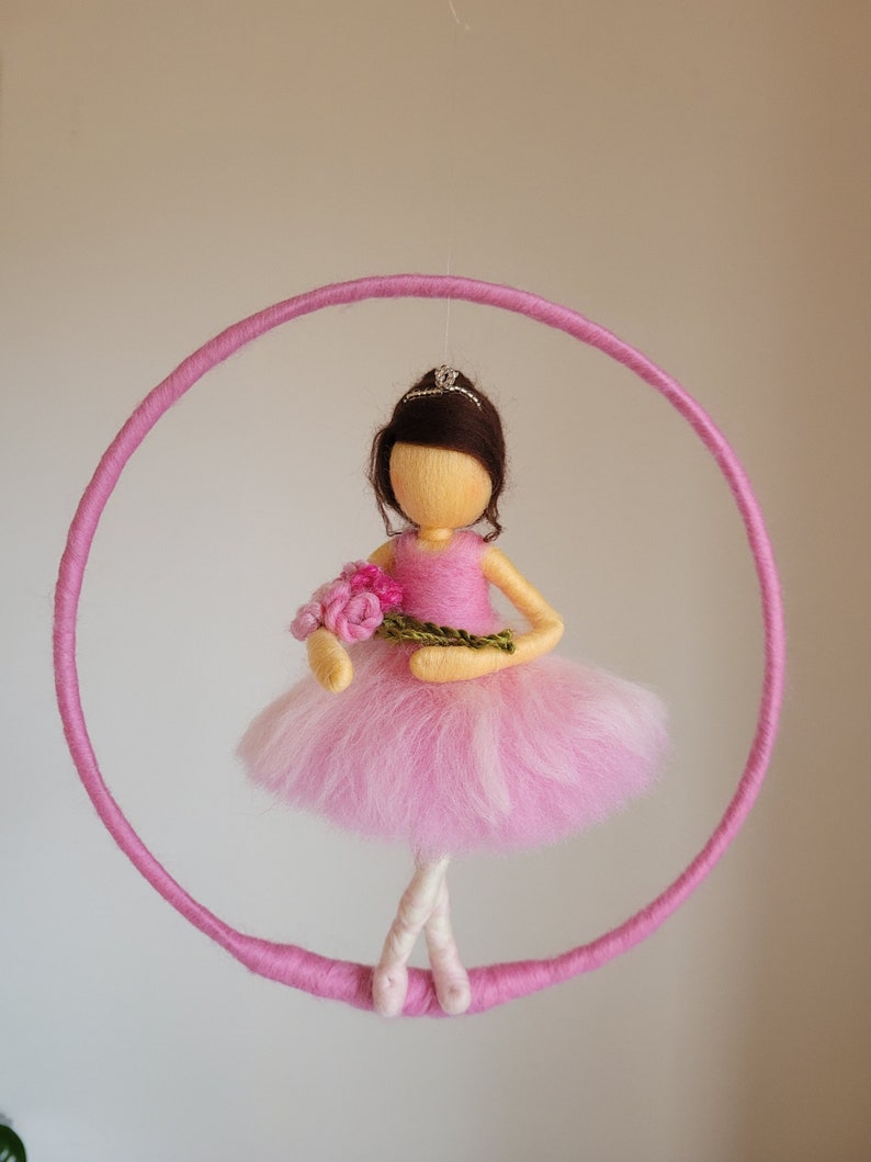 Kinder Mobile Waldorf inspirierte nadelgefilzte Puppe: Ballerina mit Blumen Bild 8