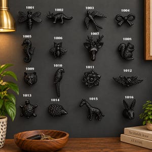Tiradores de metal negro con motivos de animales y naturaleza, herrajes rústicos para armarios, tiradores decorativos para muebles.