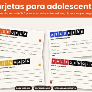 Può includere: Quattro carte rettangolari con sfondo a griglia e blocchi di lettere nere. Le carte presentano testo in spagnolo tra cui ESCUELA, ATENCION, PIJAMADA ed EMERGENCIA, con righe vuote per inserire informazioni personali, dettagli medici e contatti.
