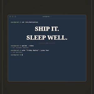 Puede incluir: Una ventana de terminal de computadora azul oscuro que muestra texto de línea de comandos. La pantalla muestra los comandos cat /etc/motivation, uptime --vibes y echo "friday deploy" | grep fear, con el texto SHIP IT. SLEEP WELL. en blanco.