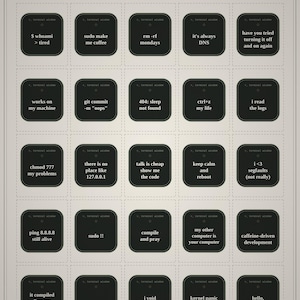 Puede incluir: Una hoja de pegatinas imprimible con 25 adhesivos cuadrados negros de esquinas redondeadas, cada uno con texto blanco relacionado con programación y comandos de terminal, dispuestos en una cuadrícula con líneas discontinuas para cortar.