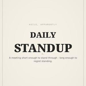 Puede incluir: Una impresión rectangular sobre un fondo crema claro que presenta el texto AGILE, APPARENTLY, DAILY STANDUP, n., y la definición: A meeting short enough to stand through - long enough to regret standing. El texto es negro, centrado y enmarcado.
