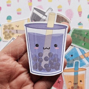 Może przedstawiać: Naklejka z fioletowym boba tea z rurką i uroczą kreskówkową buzią. Boba tea jest otoczona innymi naklejkami z różnymi napojami i lodami w wafelkach.