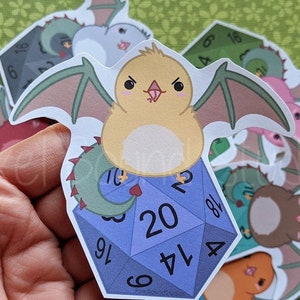 Chibi Cockatrice su d20 Adesivi e magneti