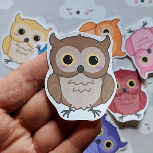 Stickers en magneten schattige gehoornde uil van Chibi